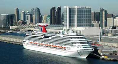 Kreuzfahrtschiff im Hafen vor der Hochhaus-Kulisse San Diegos. Fotos: Koch
